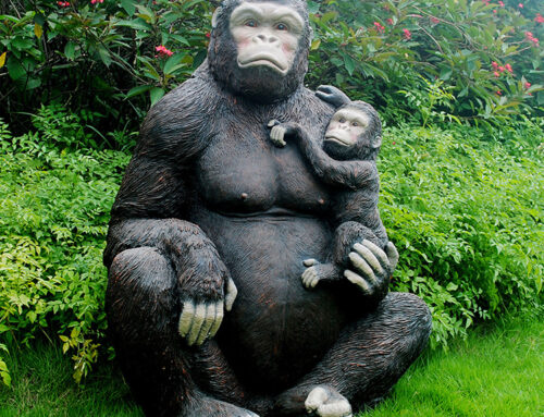 Large Gorilla Statue Holding Baby Sculpture Whosale