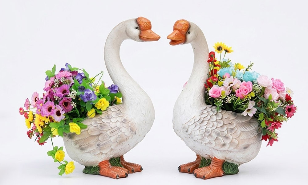 Outdoor Swan Flower Pot & Welcome Sign Decor